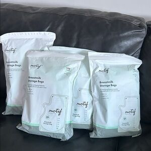 Motif Breastmilk Storage Bags - White 400 - a few (1)opened bag